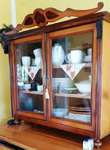 Glasvitrine Kirschholz, top Zustand, 400 €. Vermittlung. Secondhand